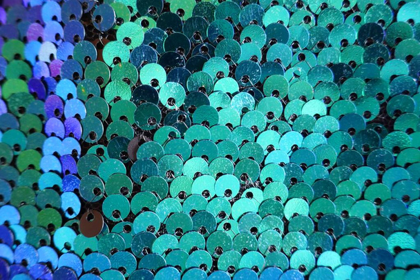 Sequins niebiesko-zielone tło makro. Łuski opalizujące morze - Zdjęcie, obraz
