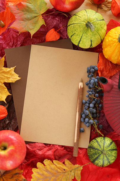 herfst achtergrond met bladeren, thee en notebook, bovenaanzicht - Foto, afbeelding