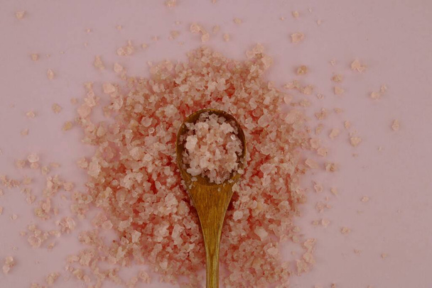 Sal de baño con extracto de rosa.Sal de mar rosa
  - Foto, Imagen