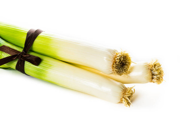 Geschnitten Lauch Green Onion Isoliert auf weißem Hintergrund. Selektiver Fokus. - Foto, Bild