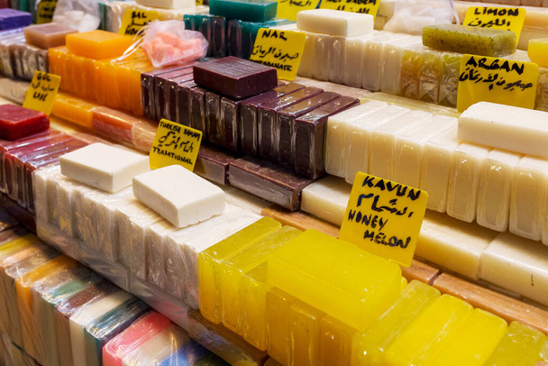 Lavanta, verbena, gül, kireç ve diğer sabunlar pazar yerinde - Fotoğraf, Görsel