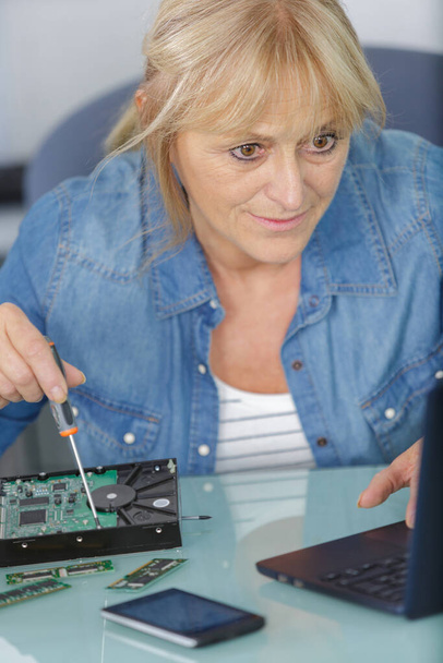 young woman fix pc component in service center - Foto, imagen