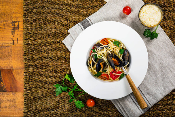 Meeresfrüchte Pasta Spaghetti mit Muscheln und Tomaten. Italienische Küche. Selektiver Fokus. - Foto, Bild