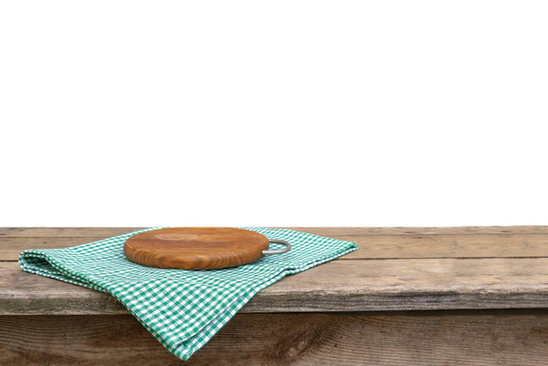 kariertes Leinen-Küchentuch und rundes Schneidebrett auf einer Holztischvorlage mit Kopierraum - Foto, Bild