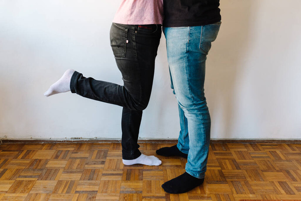 Zdjęcie dwóch białych homoseksualistów przytulających się. Obok nich jest szuflada. Są nierozpoznawalne.. - Zdjęcie, obraz