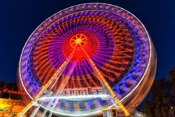 Чертово колесо в ночном небе - Фото, изображение