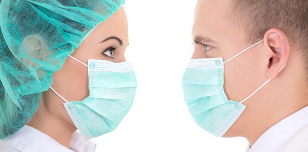 fiatal férfi és női sebészek védő maszkok elszigetelt w - Fotó, kép
