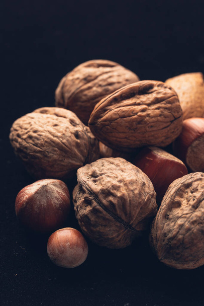 luonnolliset pähkinät mustalla pohjalla - Valokuva, kuva