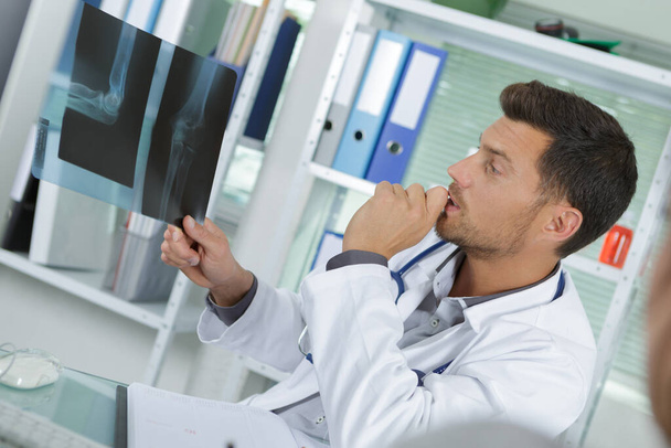 male doctor looking at a x-ray - Valokuva, kuva