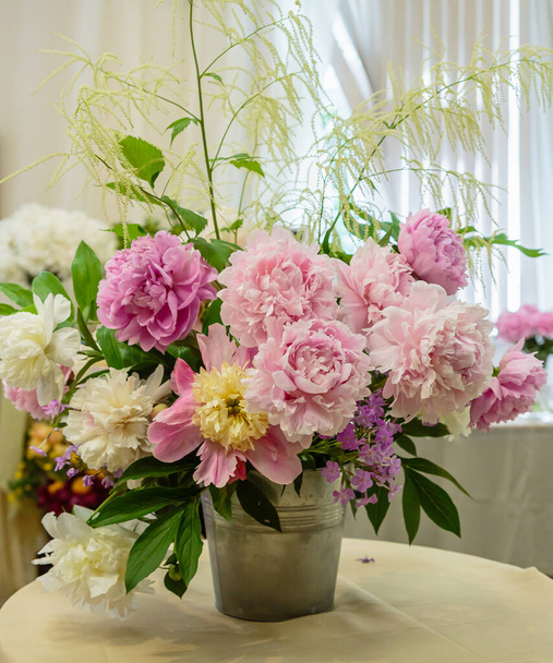 Цветение деликатный пион цветущие цветы праздничный фон, пастель и мягкий букет цветочная карта
 - Фото, изображение