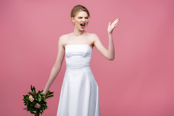 novia enojada en vestido de novia blanco sosteniendo flores y gestos en rosa
  - Foto, Imagen