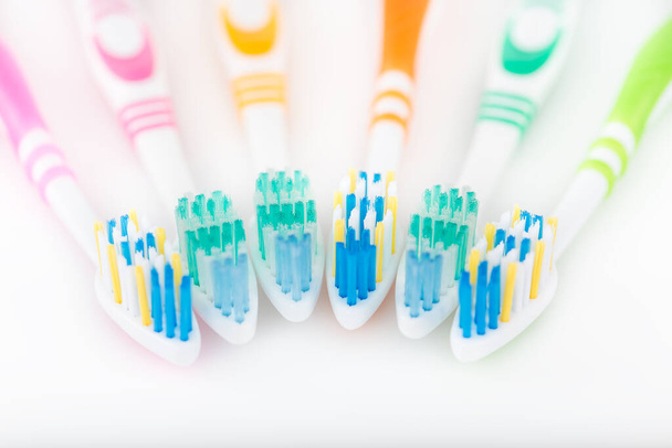 spazzolino da denti su sfondo bianco - Foto, immagini