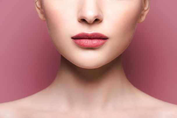 vista recortada de la mujer joven con lápiz labial en los labios en rosa
  - Foto, imagen