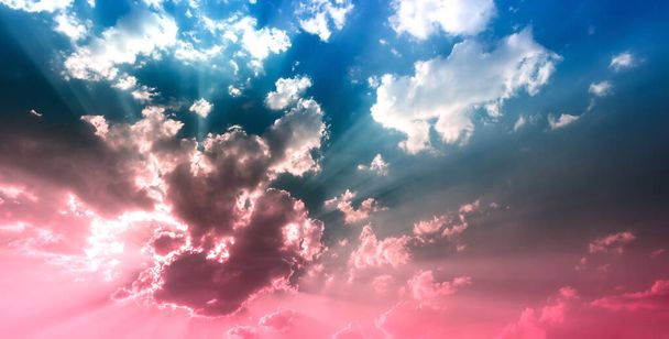 rojo rosa rayos de sol luz en cielo azul nublado
 - Foto, Imagen
