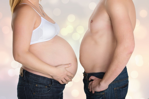 Беременная женщина с мужем - Фото, изображение