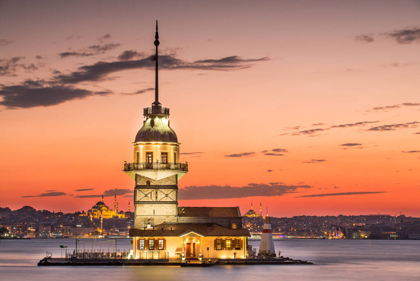 Istanbul, Turkey-July 27, 2019: illuminated Maiden's Tower at the sunset - Foto, Imagem