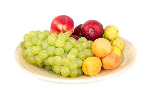 süße reife Trauben mit Pfirsichen und Äpfeln auf weißem Hintergrund - Foto, Bild