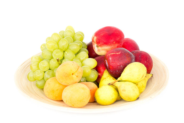 süße reife Trauben mit Pfirsichen und Äpfeln auf weißem Hintergrund - Foto, Bild