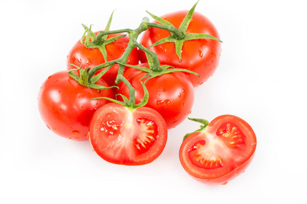 Tuoreet kypsät punaiset tomaatit valkoisella pohjalla - Valokuva, kuva