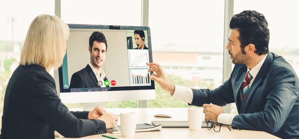 Videopuheluryhmän liikemiehet tapaavat virtuaalityöpaikalla tai etätoimistossa. Etätyö konferenssipuhelu älykkään videoteknologian avulla kommunikoida kollegansa ammatillisessa yritystoiminnassa. - Valokuva, kuva