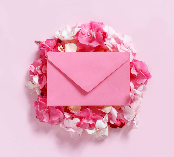 envelope rosa em flores sobre um fundo rosa vista superior
 - Foto, Imagem