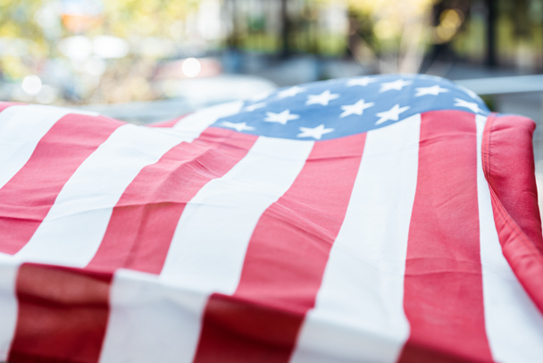 Επιλεκτική εστίαση της αμερικανικής σημαίας σε εξωτερικούς χώρους στο φως της ημέρας - Φωτογραφία, εικόνα