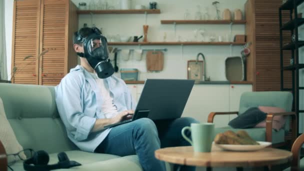 Person in gas mask works from home during pandemic. - Imágenes, Vídeo