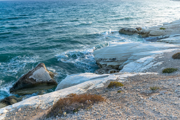 Geweldig uitzicht op de oceaan met rotsachtig strand - Foto, afbeelding