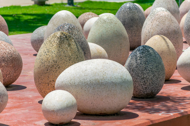 πέτρες αυγών με διαφορετικούς τύπους και σκιές. - Φωτογραφία, εικόνα