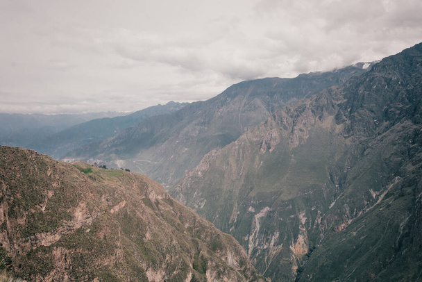 Beau fond avec des montagnes verdoyantes et ciel nuageux à Colca Canyon, Arequipa, Pérou - Photo, image