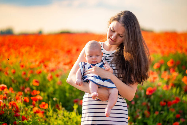 Прекрасна мати з донькою на квітковому полі маку в Чехії. - Фото, зображення