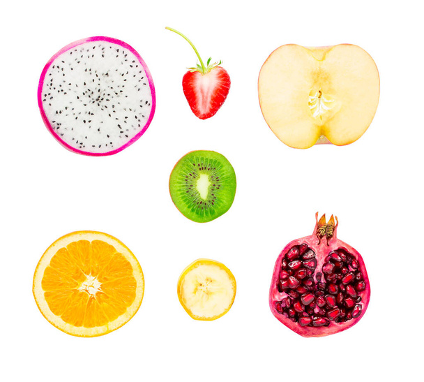 Коллекция свежих фруктовых ломтиков на белом фоне. Фрукты дракона, клубника, яблоко, киви, апельсин, банан, гранат, с обрезкой пути
 - Фото, изображение