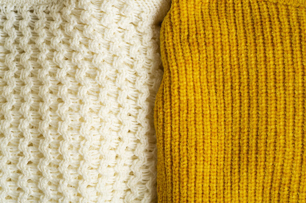 Yığınla örgü, sarı beyaz elbise. Sonbahar kış konsepti. Boşluğu Kopyala - Fotoğraf, Görsel