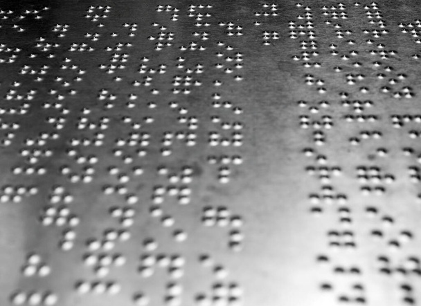 Braille code voor blinden op het metalen bord voor de gedetailleerde beschrijving Binnen in de dierentuin - Foto, afbeelding