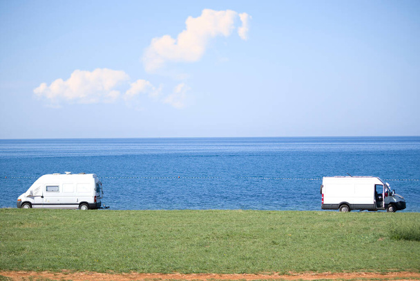 два караванних автомобільні канікули на морі влітку
. - Фото, зображення