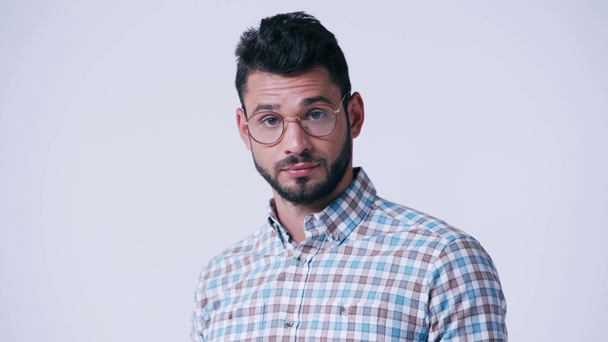 αστείο nerd σε γυαλιά και καρό πουκάμισο απομονώνονται σε λευκό - Πλάνα, βίντεο