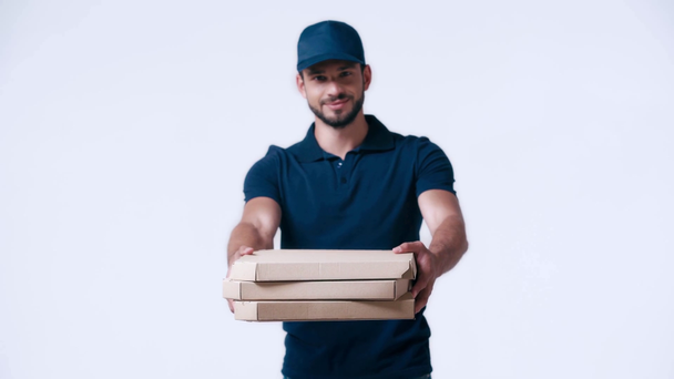 homem de entrega alegre em uniforme azul dando caixas de pizza isoladas em branco
 - Filmagem, Vídeo