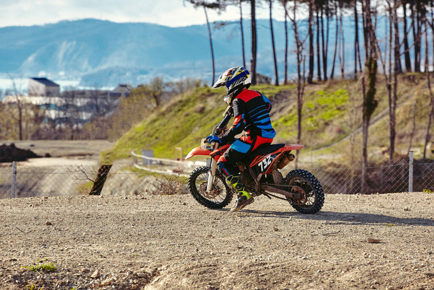 Motocross-Fahrer in Aktion, startklar und auf Spurensuche - Foto, Bild