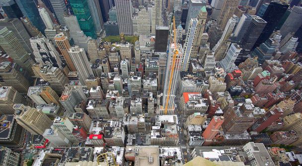 Вид с воздуха на Манхэттен из здания Эмпайр Стейт в Манхэттене, Нью-Йорк, США
 - Фото, изображение