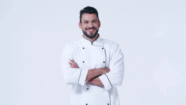 chef sorridente in uniforme con braccia incrociate isolato su bianco - Filmati, video