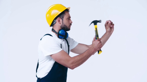 klusjesman in werkkleding hamer nagel geïsoleerd op wit  - Video
