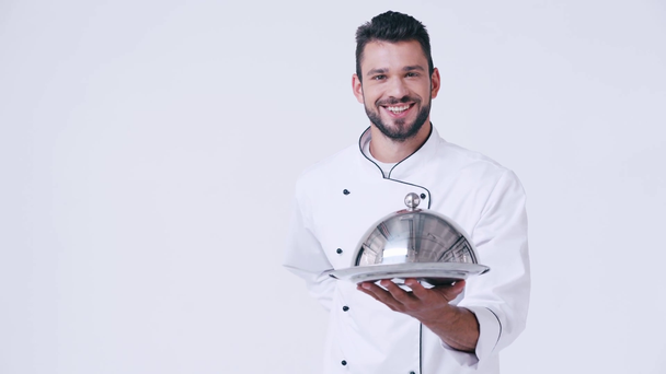 hymyilevä kokki yhtenäinen antaa tarjoiluastia ja cloche eristetty valkoinen - Materiaali, video