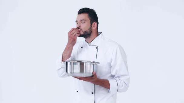 Koch riecht Essen aus Topf und zeigt bellissimo Geste isoliert auf weiß - Filmmaterial, Video