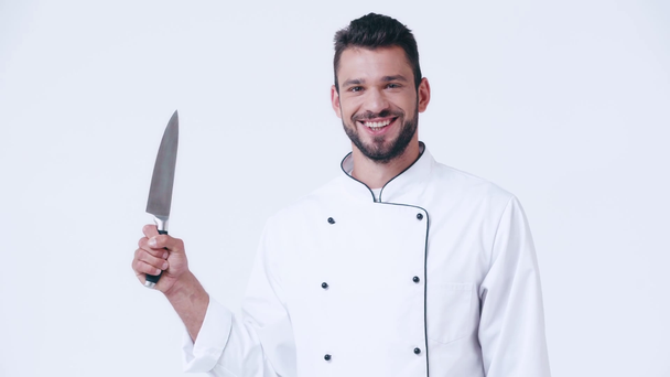 uśmiechnięty kucharz w mundurze z nożem odizolowanym na biało - Materiał filmowy, wideo