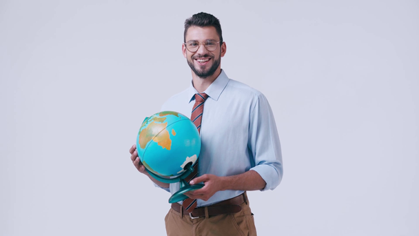 glimlachende leraar met globe geïsoleerd op wit - Video