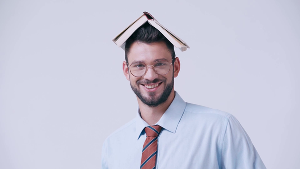 grappige leraar met boek op hoofd geïsoleerd op wit - Video