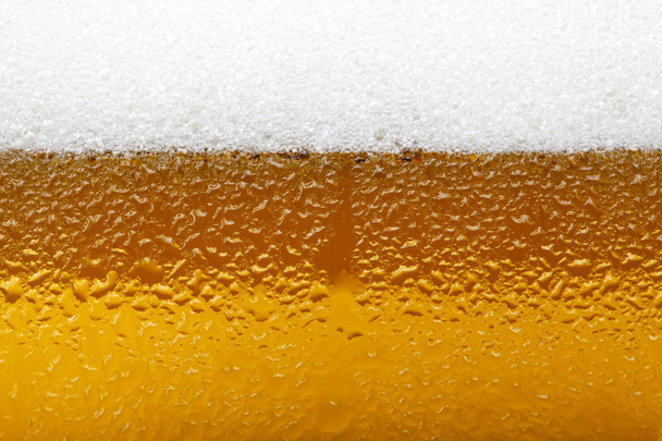 Gros plan d'une bière avec mousse et bulles
 - Photo, image