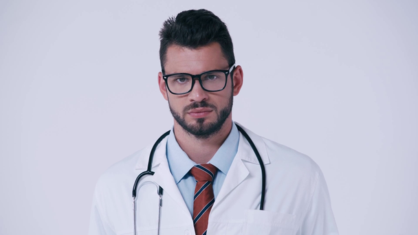 seriöser Arzt mit Stethoskop isoliert auf weiß - Filmmaterial, Video