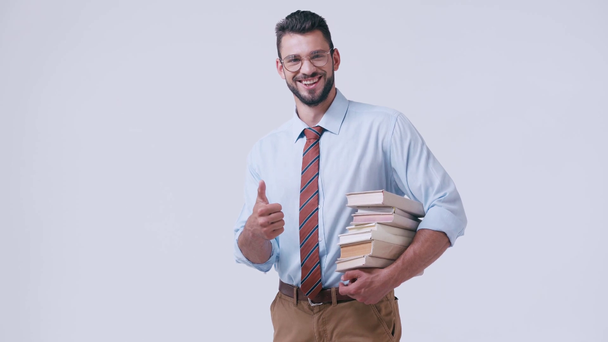 mosolygós tanár könyvek mutatják hüvelykujj fel elszigetelt fehér - Felvétel, videó