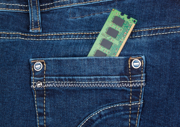 Módulo de memoria DDR2 en un bolsillo de jeans azules - Foto, imagen